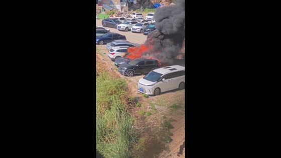 Flames engulf parked vehicles, alarming onlookers in Fujian, China