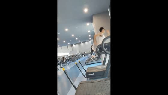 Man runs at incredible speed on treadmill in Jiangsu, China