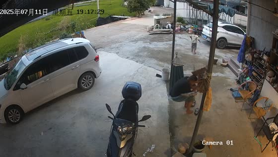 Man struck by swing after child lets go in Zhejiang, China