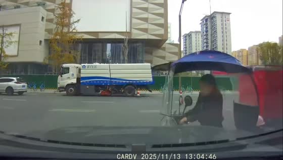 Dashcam captures accident involving electric bicycle in Sichuan, China