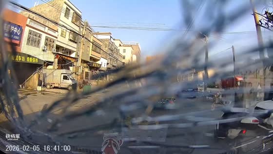 Cardboard box flies off truck and shatters windshield in Guangdong, China