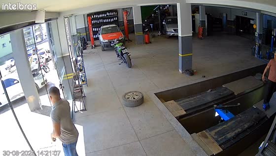 Man bumps into glass door inside car shop in Brazil