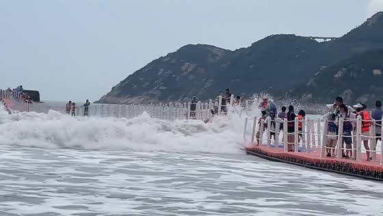 Floating bridge thrills in Zhejiang, China