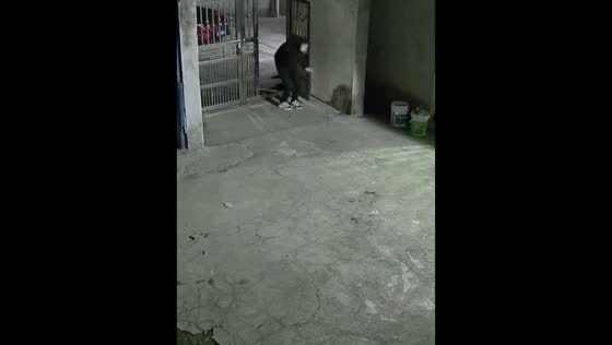 Man hits head while jumping through pedestrian gate in Anhui, China