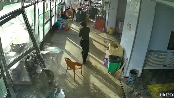 Electric tricycle crashes into shop in Inner Mongolia, China
