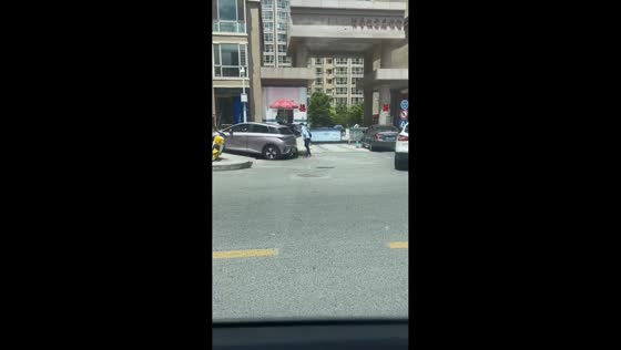 Car rolls backward and crashes into a parked vehicle in Gansu, China