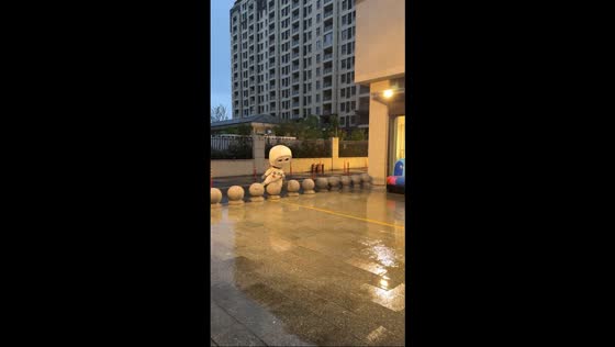 Costumed runner trips over barrier and stays down in Jiangsu, China