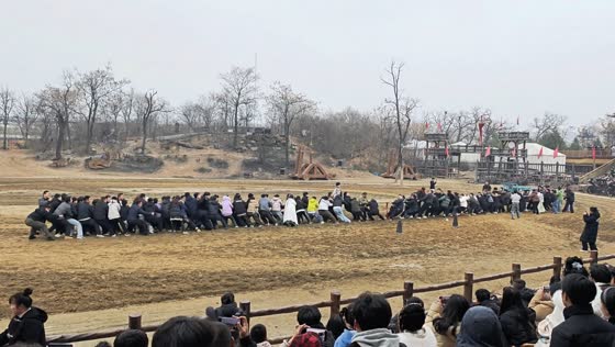 Tug-of-war rope snaps sending players to the ground in Henan, China