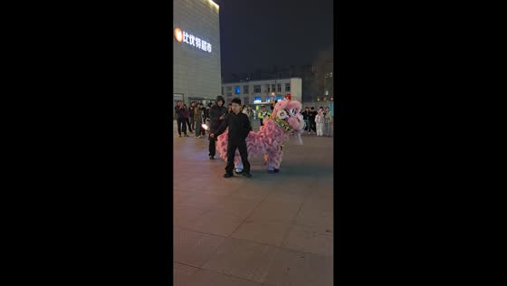 Street performers deliver fire-breathing and lion dance show in Jilin, China