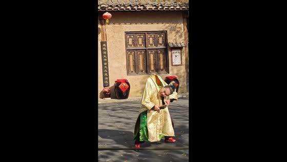 Elderly woman showcases impressive head-isolating dance in Henan, China