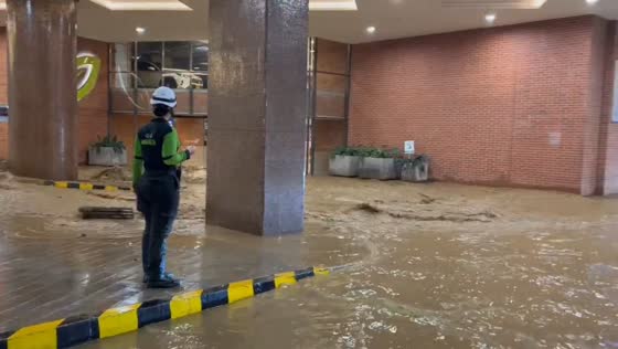 Sudden flooding overwhelms El Tesoro commercial park in Medellín, Colombia