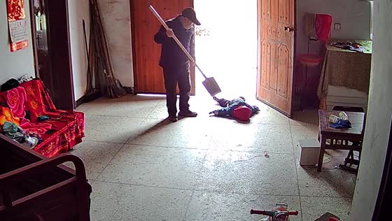 Grandfather kicks child out after refusing to get up in Fujian