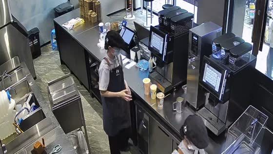 Employee startled as dog suddenly enters store in Zhejiang, China
