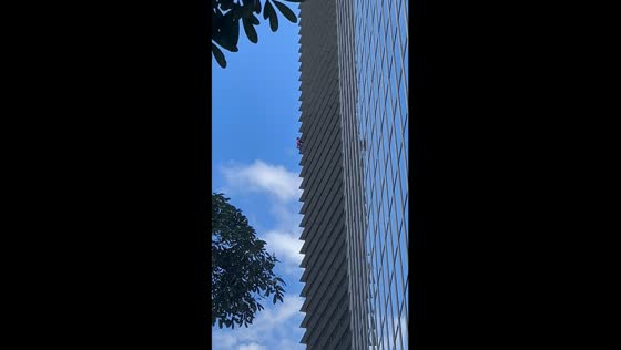 Man climbs Makati skyscraper without safety gear