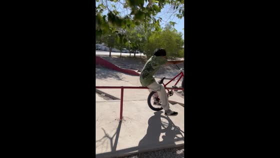 Cyclist misses rail and falls hard in Ciudad Juárez, Mexico