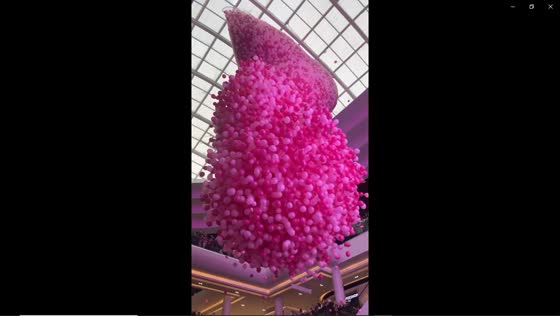Shopping center's spectacular Valentine's Day balloon drop in Moscow