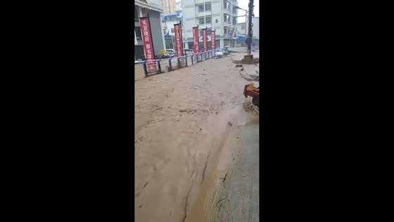 Raging flash flood sweeps through commercial street in Yunnan, China