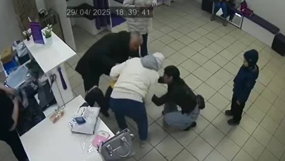 Boy saved from choking on candy at pick-up point in Moscow Oblast
