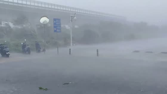 Typhoon Noul lashes Shenzhen with gale-force winds before landfall in Guangdong, China