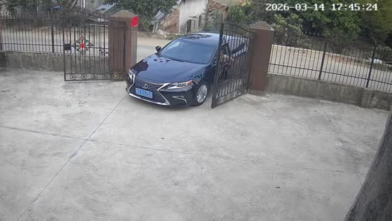Driver stops gate from hitting car in Guangxi, China