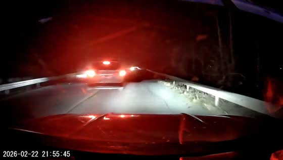 Overtaking attempt ends in head-on collision at night in Jiangsu, China