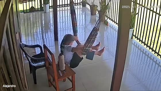Boy loses balance after hammock mishap in Ciudad del Este, Paraguay