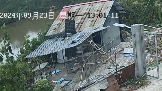 Man falls from roof while repairing in Sichuan, China