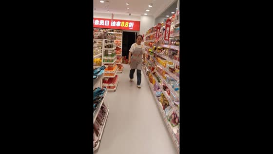 Employee startles coworker by hiding inside store display in Zhejiang, China