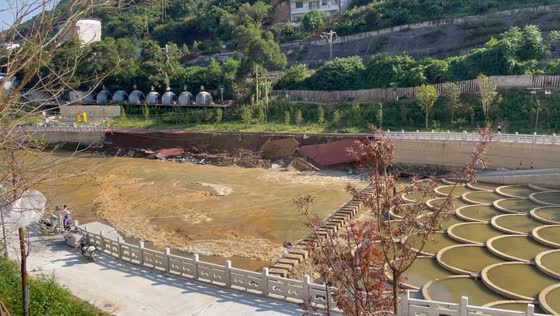 Reinforced concrete river embankment suddenly collapses in Guangxi, China