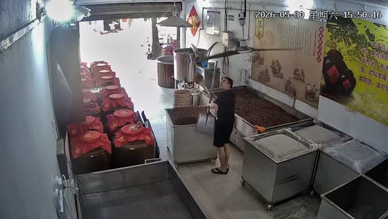 Shovel strikes worker after hitting ceiling fan at brewing workshop in Hubei, China