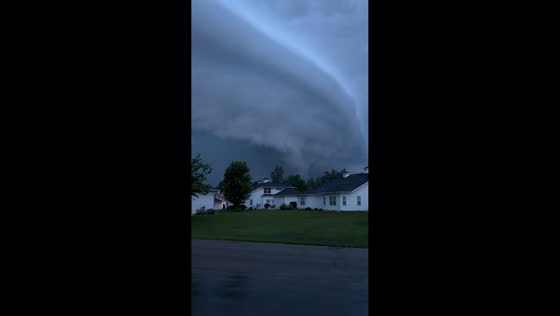 Massive shelf cloud rolls over neighborhood ahead of severe storms in Wayland, USA