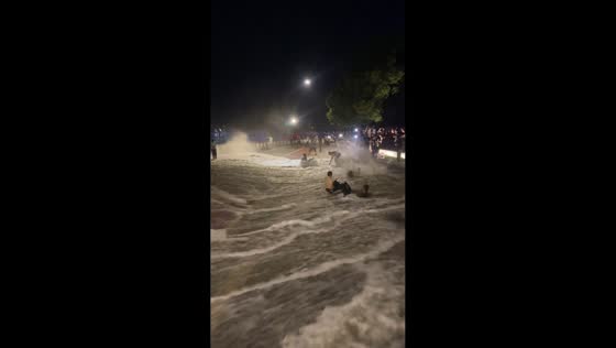 Spectacular tidal bore surprises onlookers in Zhejiang, China