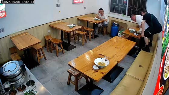 Man saved from choking by restaurant staff in Fujian, China