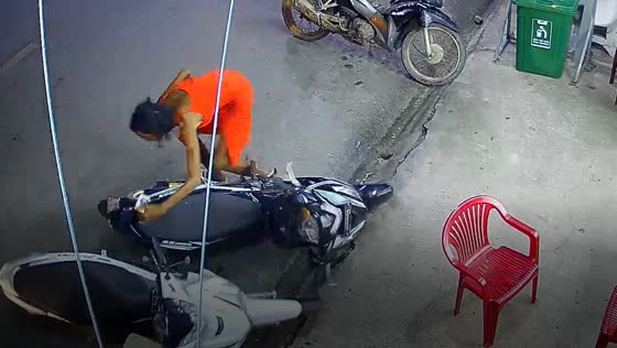 Motorcycles topple after person leans on one in Sóc Trăng, Vietnam