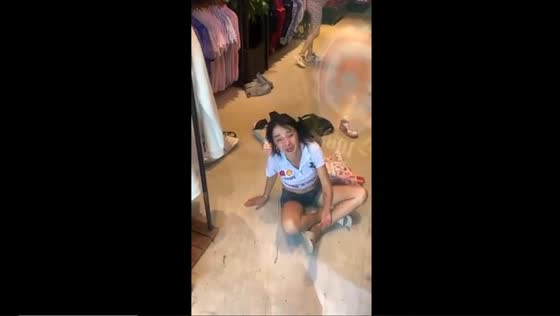 Caught on camera: thief pleads for release inside San Justo clothing store 