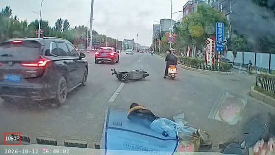E-bike rider loses control and crashes while overtaking on a multi-lane road in Henan, China