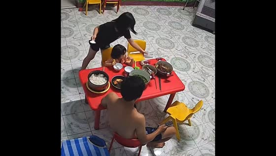 Bowl breaks during meal and startles girl in Hanoi, Vietnam