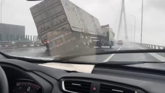 Typhoon Bebinca causes trailers to shake on Jiangyin bridge
