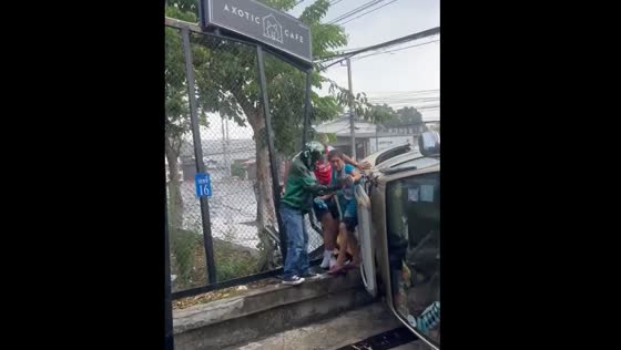 Satang helps elderly woman after car overturns in Bangkok