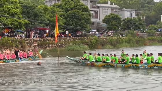 Steersman falls into water during women's dragon boat race in Fujian, China