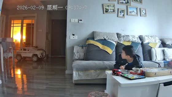 Boy stays calm as kitchen catches fire in Hubei, China