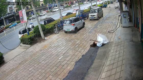 Woman slips after spinning near ramp in Henan, China