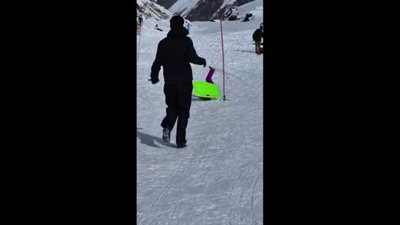 Girl falls off sled after hitting pole in Los Andes, Chile
