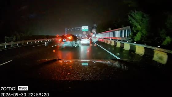 Car crashes into oncoming vehicle after sudden lane change in Jiangsu, China