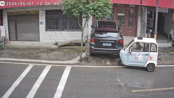 Surveillance camera captures hit-and-run involving e-bike in Hunan, China
