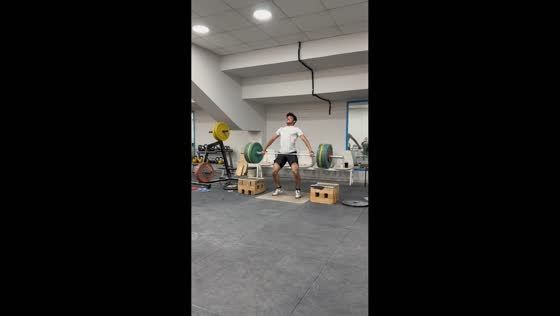 Barbell falls on lifter during snatch attempt in Kuwait