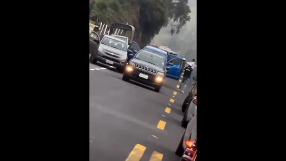 Police engage in gunfire with hooded criminals on roadside