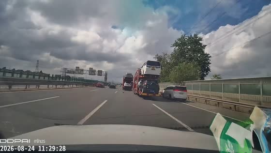 Car narrowly avoids collision with car carrier on highway in Zhejiang, China