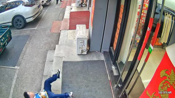 Boy slips and falls while trying to open a door in Jilin, China
