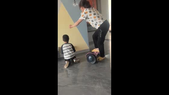 Woman falls after child pushes hoverboard in Hunan, China
